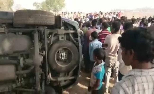 बोकारो : कथित बच्चा चोर की पिटाई, पुलिस वैन को पलटा