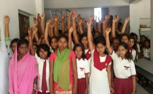 बोकारो के नावाडीह में कस्तूरबा विद्यालय की बीमार छात्रा को गार्ड ने पीटा, हंगामा