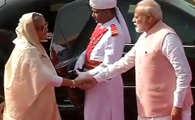 राष्ट्रपति भवन पहुंचीं शेख हसीना, पीएम मोदी ने दिया ”गार्ड ऑफ ऑनर”