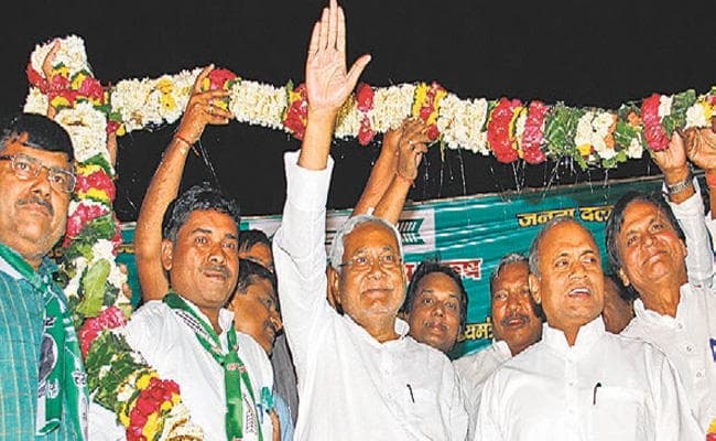 नीतीश ने दिल्ली में किया रोड शो, कहा- बिहार को विशेष और दिल्ली को मिले पूर्ण राज्य का दर्जा