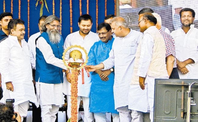 तेजस्वी का केंद्र सरकार पर बड़ा हमला, कहा- वादों से मुकर गयी सरकार तेजस्वी का केंद्र सरकार पर बड़ा हमला, कहा- वादों से मुकर गयी सरकार