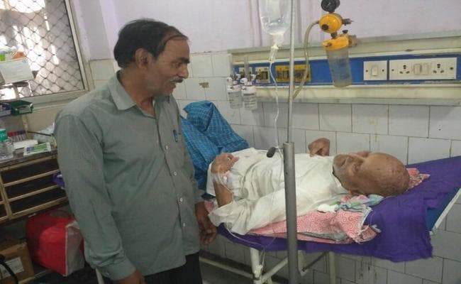 समारोह के पहले ही स्वतंत्रता सेनानियों की तबीयत बिगड़ी, नहीं कर सके ऐतिहासिक कार्यक्रम में शिरकत समारोह के पहले ही स्वतंत्रता सेनानियों की तबीयत बिगड़ी, नहीं कर सके ऐतिहासिक कार्यक्रम में शिरकत