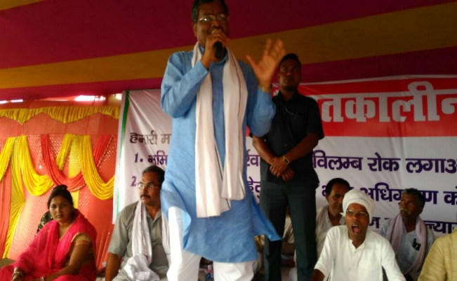 झाविमो अध्यक्ष बाबूलाल मरांडी राजभवन के सामने धरने पर बैठे