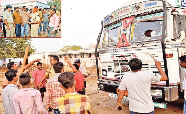 धनबाद : कंटेनर में बंद कर ले जा रहे थे गाय-बैल-बछड़े, चार की हुई मौत, हिंदू संगठनों ने किया हंगामा