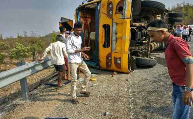 बारात लेकर रांची से रामगढ़ जा रही बस पतरातू घाटी में पलटी, आठ मरे, 60 घायल