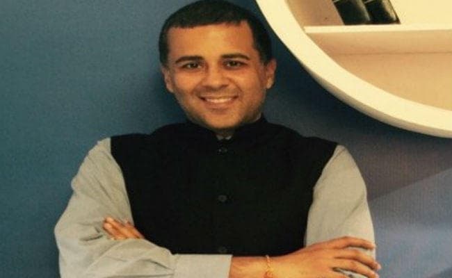 डीयू के सिलेबस में शामिल की गयी चेतन भगत की किताबें, विवाद