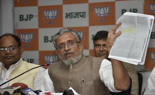 सुशील मोदी का लालू पर आरोप, ‘उपहारस्वरुप” जमीन-मकान लेकर रघुनाथ झा को बनवाया मंत्री