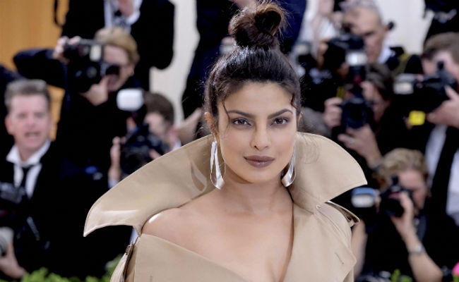 Met Gala 2017: रेड कारपेट पर प्रियंका-दीपिका का दिलकश अंदाज, देखें तस्वीरें…