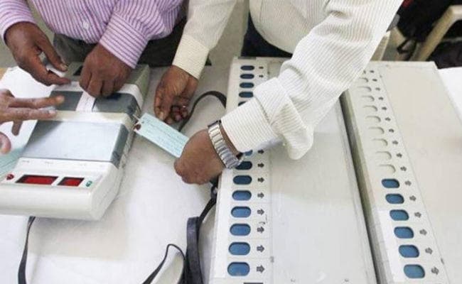 ईवीएम से छेड़छाड़ का मामला : चुनाव आयोग ने 12 को बुलायी सर्वदलीय बैठक ईवीएम से छेड़छाड़ का मामला : चुनाव आयोग ने 12 को बुलायी सर्वदलीय बैठक