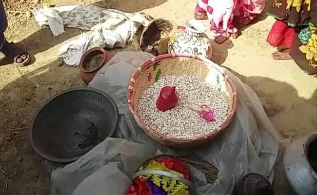 VIDEO : दूल्हे की जेब से पौव्वा मिलने पर ऐसी भड़की दुल्हन, फिर जो हुआ वह देखें