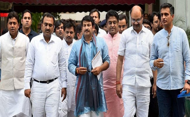 चंदे के फंदे में ”आप”, भाजपा ने की चुनाव आयुक्तों से शिकायत