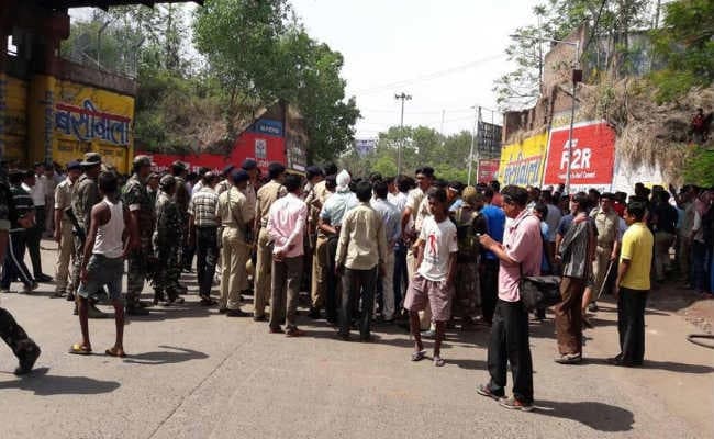बच्चा चोर की अफवाह में मारे गये लोगों के परिजनों ने जमशेदपुर में किया रोड जाम