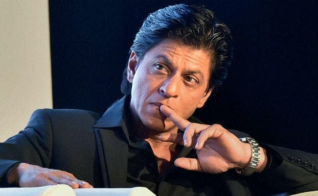आनंद एल रॉय की फिल्म के सेट पर हुआ बड़ा हादसा, बाल-बाल बचे शाहरुख खान आनंद एल रॉय की फिल्म के सेट पर हुआ बड़ा हादसा, बाल-बाल बचे शाहरुख खान