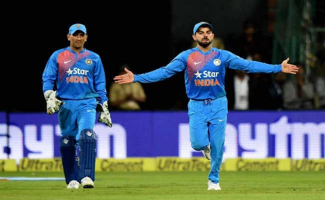 मैदान पर पाकिस्तान से और बाहर विवादों से टीम इंडिया के लिये दोहरी जंग