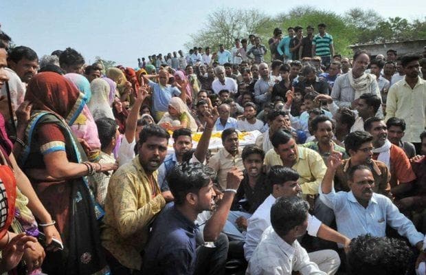 सोशल मीडिया ट्रेंड: किसानों को गोली मारी जा रही है और मंत्री जी योगा कर रहे हैं