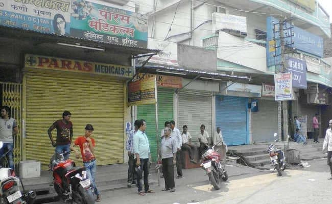 धनबाद-चंद्रपुरा रेल परिचालन बंद के विरोध में सड़क पर उतरे लोग, कतरास बंद