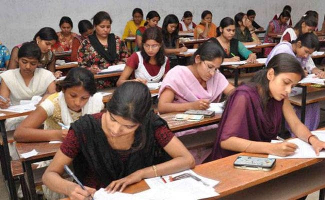 UP जिला टॉपर पर संदेह के बादल : पिता जिस स्कूल के थे प्रिंसिपल, वहीं था बेटी का सेंटर