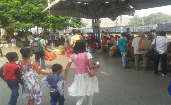 धनबाद-चंद्रपुरा रेल लाइन का सफर थमने से ठीक एक दिन पहले की रिपोर्ट :  डर, गुस्सा, चिंता भी…