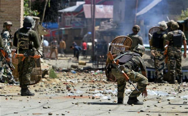 अमन बहाल करने की तमाम कोशिशों के बावजूद कश्मीर में अशांति का सिलसिला जारी