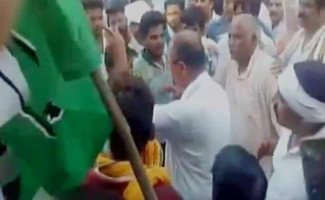 जब कांग्रेस नेता अजय सिंह ने अपने ही कार्यकर्ता को जड़ा थप्पड़, देखें VIDEO