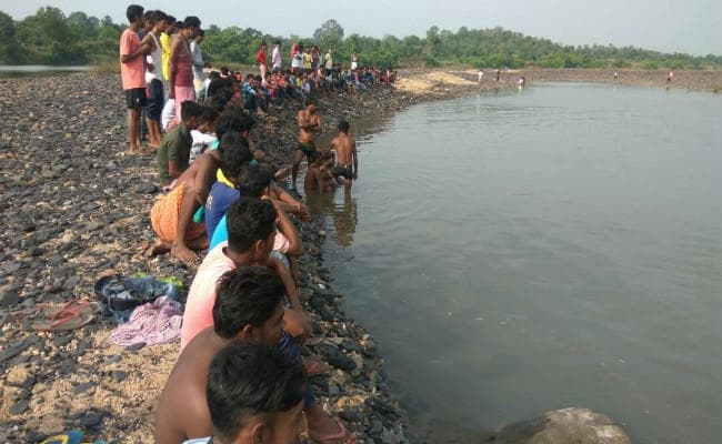 बेरमो : दामोदर नदी में नहाने के दौरान युवक डूबा, फरार हैं दोस्त, तलाश जारी
