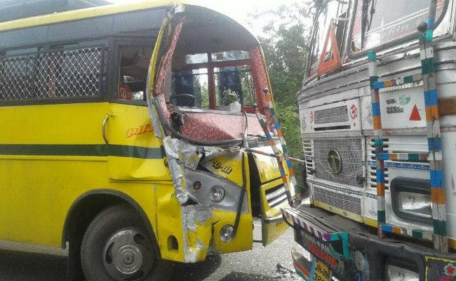 बेरमो : बस-ट्रक की टक्कर, कई कर्मी घायल