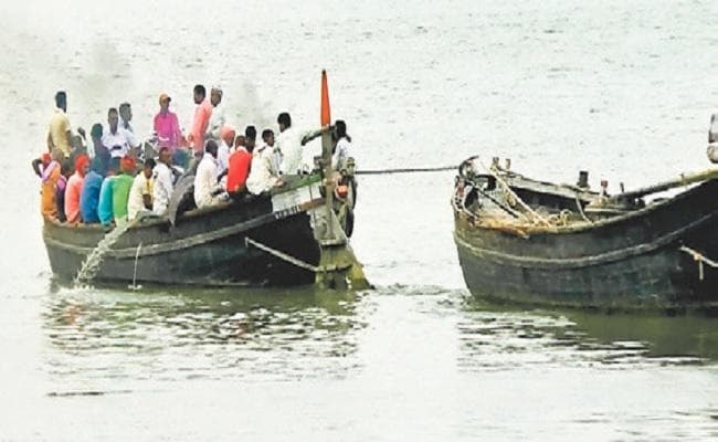 इंजन बंद होने पर बीच गंगा में फंस गयी नाव, 40 यात्री थे सवार
