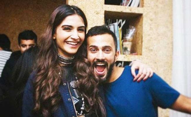 लंदन में बॉयफ्रेंड संग हॉलिडे मना रही सोनम को अचानक मिली जूही