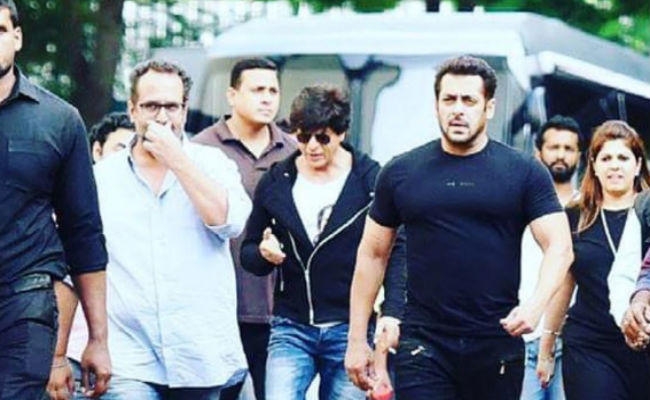 PHOTO: ”किंग खान” के तोहफे ने ”भाईजान” को चौंकाया…
