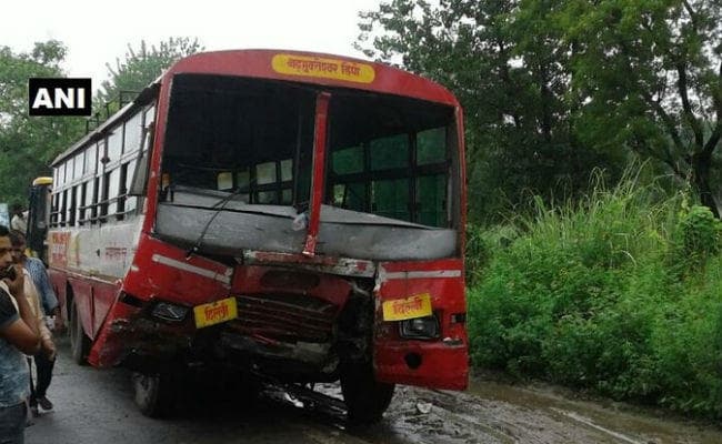 बस और कार की टक्कर में एक ही परिवार के आठ लोग सहित, नौ की मौत