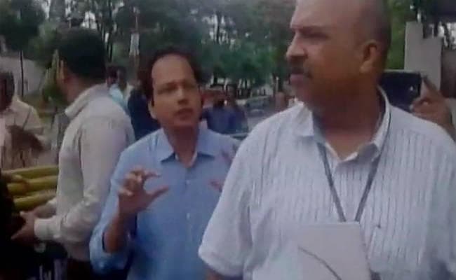 जींस कारोबारी बन कर आये सीबीआइ अधिकारी और खंगालने लगे जमीन के दस्तावेज