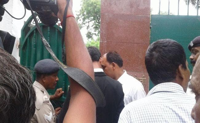 नीतीश ने मुख्य सचिव को किया तलब, पटना में लालू आवास पर हंगामा