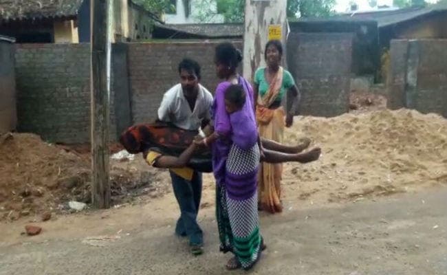 VIDEO: गिड़गिड़ाने के बाद भी शव ले जाने के लिए नहीं मिला एंबुलेंस, दो डॉक्टर निलंबित