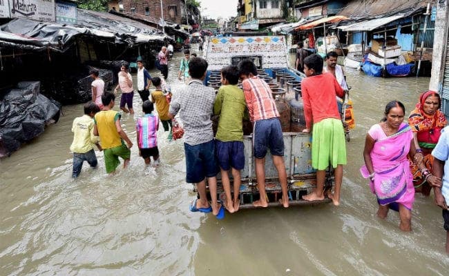देश के कई हिस्सों में बाढ़ जैसी स्थिति, लगातार बारिश से लोग परेशान