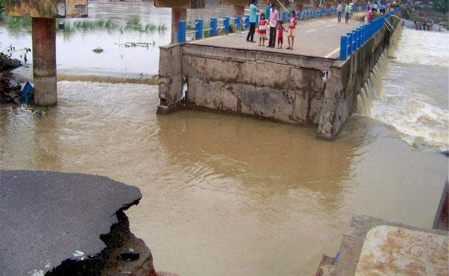 कई राज्यों में बाढ़ से हालात गंभीर, गुजरात में एक ही परिवार के 14 बहे