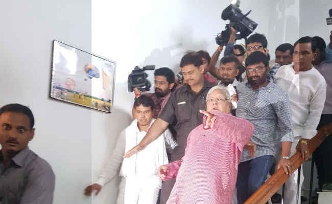 चारा घोटाला मामले में पेशी के लिए लालू प्रसाद सीबीआइ कोर्ट पहुंचे
