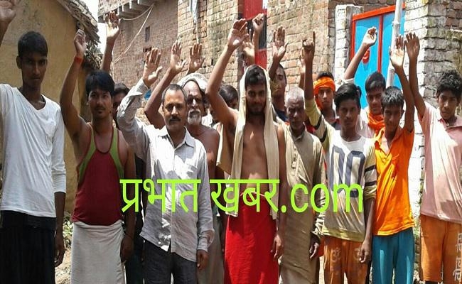 डुमरांव : वर्षों बाद भी नहीं बनी नाली-गली, आक्रोशित ग्रामीणों ने किया प्रदर्शन…VIDEO