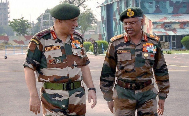 सेना प्रमुख ने J&K में चौकियों का किया निरीक्षण, सैनिकों को ”तैयार रहने” का दिया निर्देश