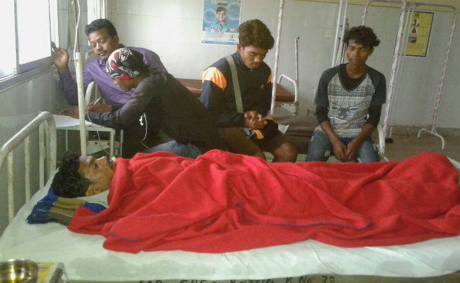 गुमला : फुटबॉल मैच के दौरान टेंट पर गिरी बिजली, खिलाडि़यों समेत 30 लोग घायल