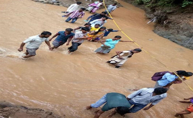 रांची-नेतरहाट मार्ग पर घाघरा में बारिश से डायवर्सन बहा, रस्सी के सहारे नदी पार कर रहे हैं लोग