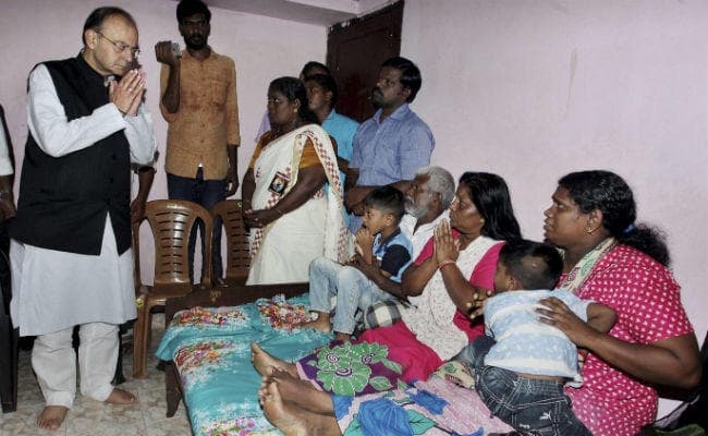 RSS कार्यकर्ता के घर पहुंचे जेटली, कहा- देश का दुश्मन भी ऐसा नहीं करता, जैसा विपक्षी पार्टी ने किया