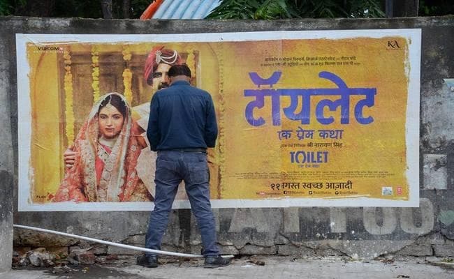 पटना में फिल्म ‘टॉयलेट एक प्रेम कथा’ के पोस्टर की तस्वीर और सामने खड़ा आदमी, क्या है पूरा मामला…
