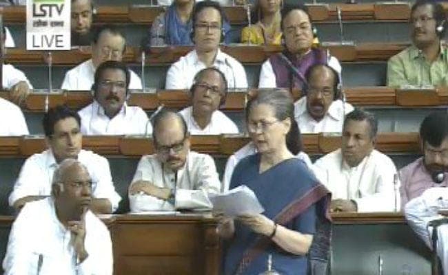 VIDEO: कांग्रेस अध्यक्ष सोनिया गांधी ने आरएसएस पर कैसे कसा तंज, 10 प्वाइंट में पढ़ें VIDEO: कांग्रेस अध्यक्ष सोनिया गांधी ने आरएसएस पर कैसे कसा तंज, 10 प्वाइंट में पढ़ें
