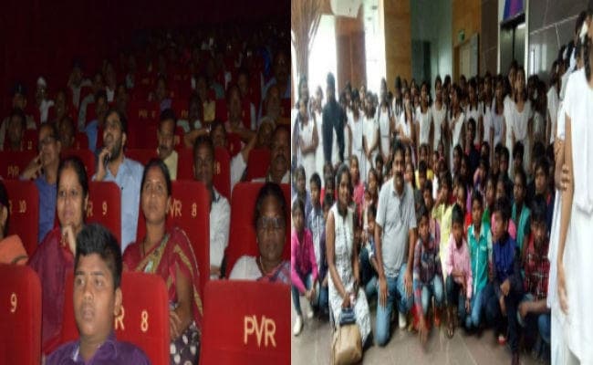 सरकारी स्कूल के बच्चों ने मल्टीप्लेक्स में आकर देखी ”टॉयलेट एक प्रेमकथा”