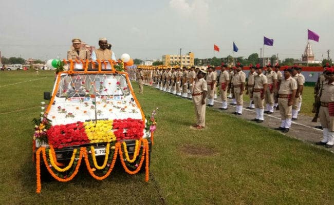 बोकारो : मंत्री अमर बाउरी ने फहराया तिरंगा, प्लांट में नियोजन की मांग को लेकर झंडोतोलन