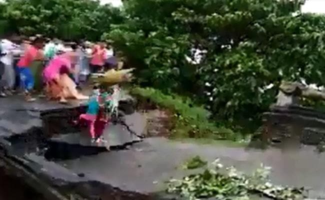 बिहार में बाढ़ का कहर : सड़क धंसते ही महिला संग नदी में बह गये दो बच्चे, देखें… VIDEO