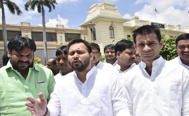 VIDEO : तेजस्वी ने कहा-सृजन घोटाले में सुमो का चहेता अधिकारी शामिल, मंडल की मौत पर हंस रहे हैं सीएम नीतीश