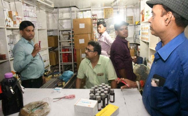 निजी दुकानें पर मिल रही सरकारी दवा, सरकारी एंटीबायोटिक दवाएं जब्त