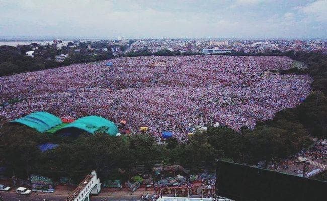 RJD की पटना में रैली की फर्जी तस्वीर पोस्ट कर सोशल मीडिया पर ट्रोल हुए लालू