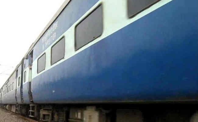 बिहार : ट्रेन के इंजन से टकराया रेलवे ट्रैक पर रखा फ्रिज, टला बड़ा हादसा